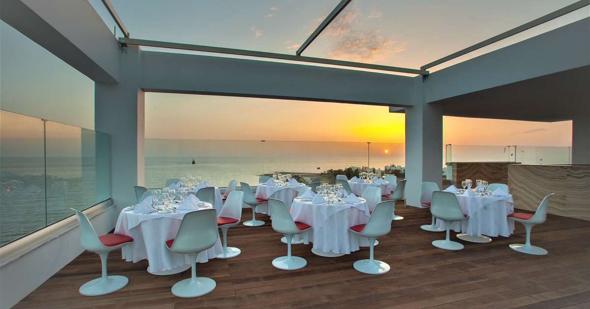 Een foto van The King Evelthon Beach Hotel & Resort