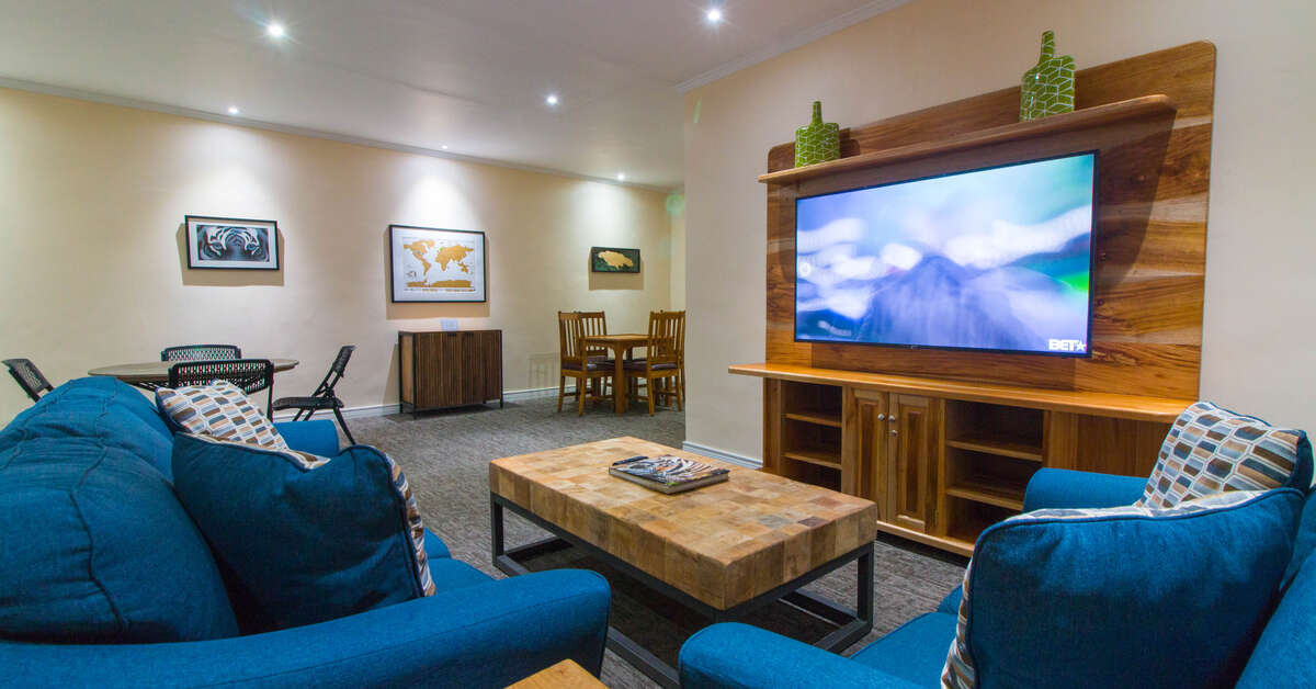 Een foto van het interieur van Travellers Beach Resort
