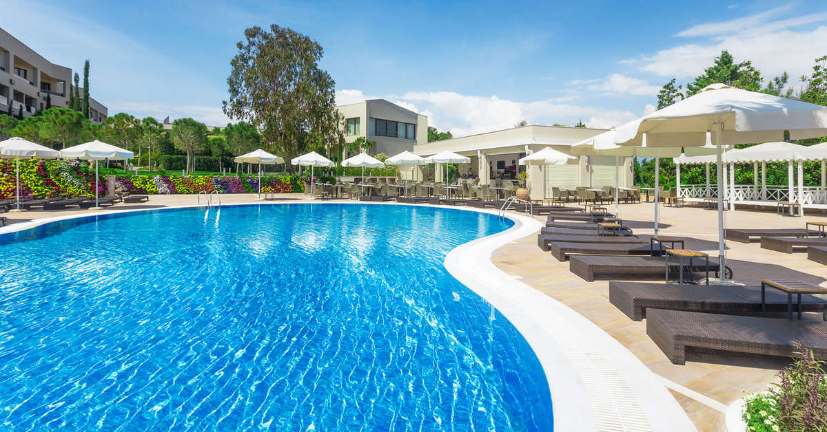 Een foto van het zwembad bij Pomegranate Welness Spa Hotel