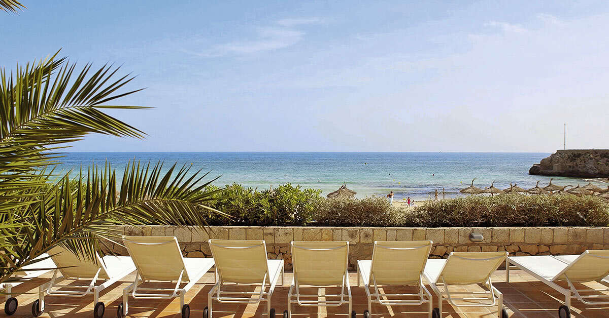 Een foto van het terras bij Be Live La Cala Boutique