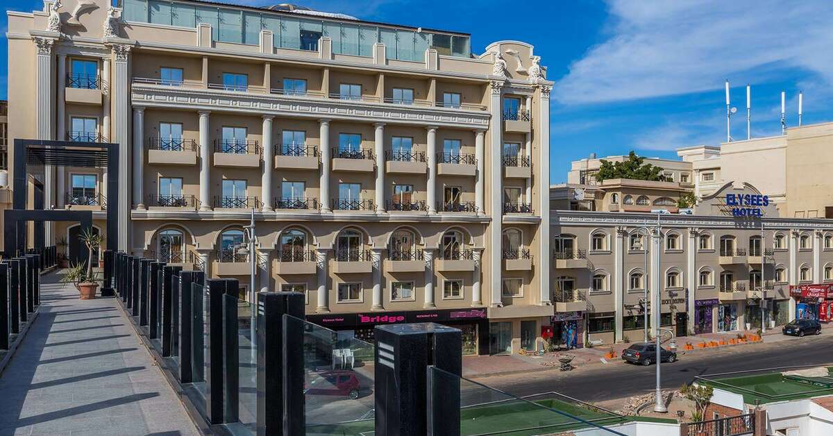 Een foto van de buitenkant van Elysees Dream Beach Hotel