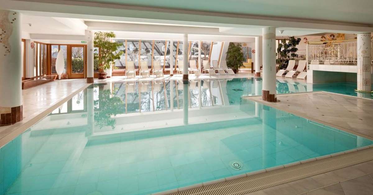 Een foto van het zwembad bij Hotel Crystal