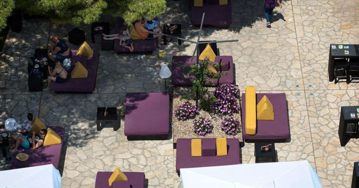 Een foto van het terras bij Hotel Adriatic
