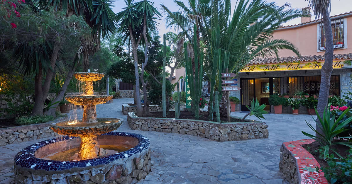Ein Foto von der Terrasse im Petit Cala Fornells Hotel