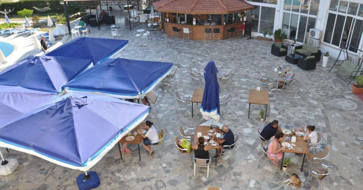 Een foto van het terras bij Hotel Sempati