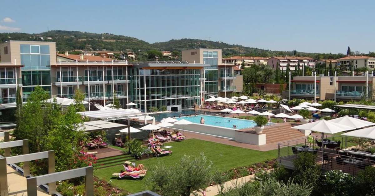 Een foto van het zwembad bij Aqualux Hotel Spa Suite & Terme
