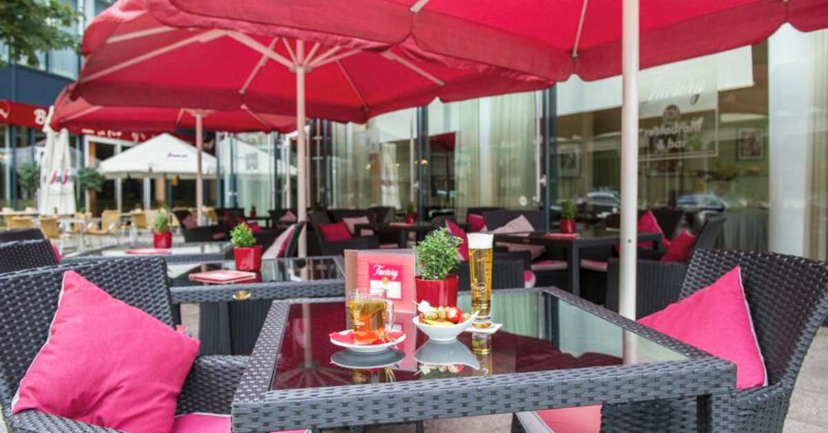 Een foto van het terras bij Art'Otel Dresden