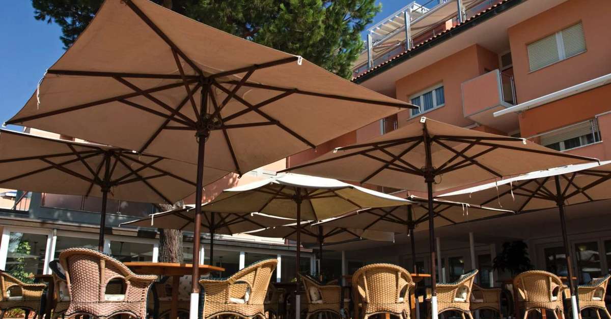 Een foto van het terras bij Versilia Palace Hotel