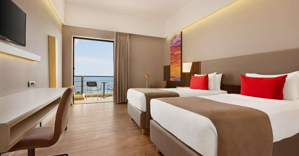 Ein Foto Ramada Plaza by Wyndham Thraki