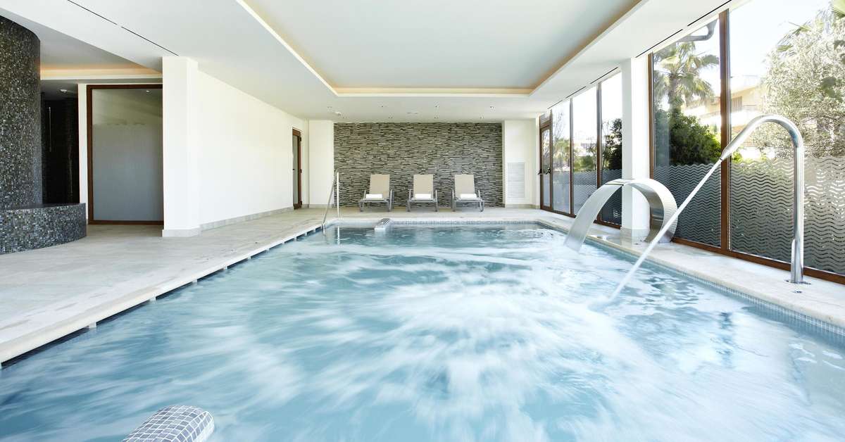 Een foto van het zwembad bij Grupotel Montecarlo