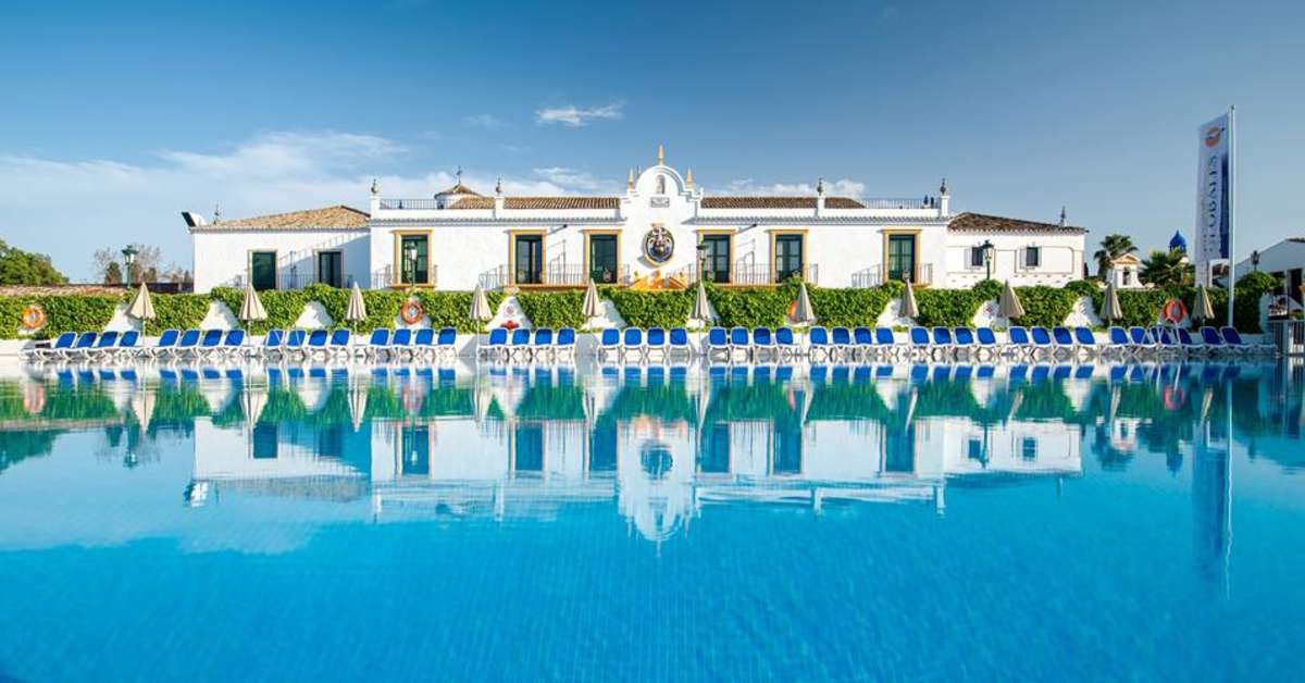 Een foto van het zwembad bij Globales Pueblo Andaluz