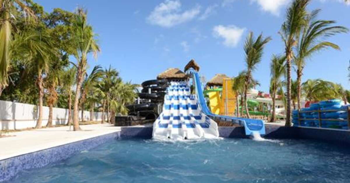 Een foto van het zwembad bij Royalton Punta Cana