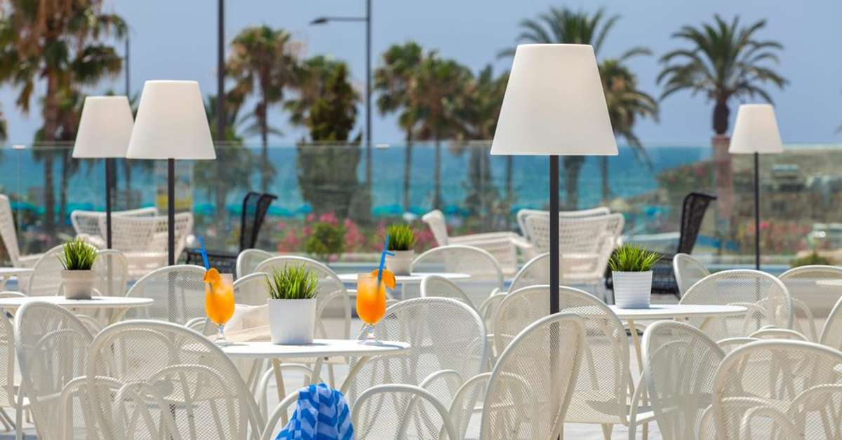 Ein Foto von der Terrasse im Atlantica Sancta Napa Hotel