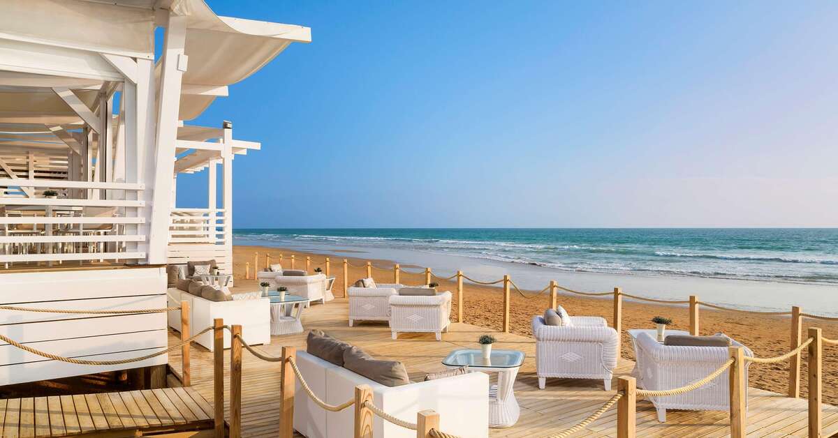 Een foto van het strand bij Palacio de Sancti Petri Gran Melia