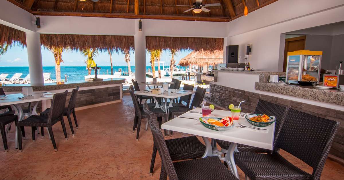 Een foto van het terras bij Cancun Bay Resort