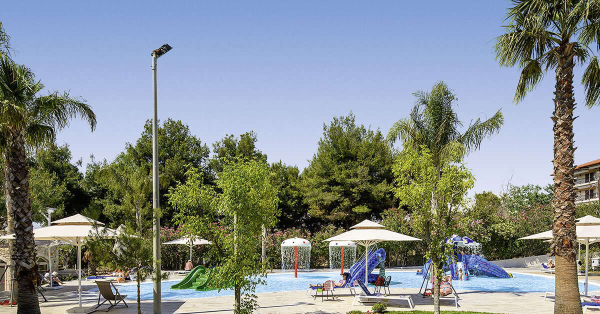 Een foto van het terras bij Portes Beach Hotel