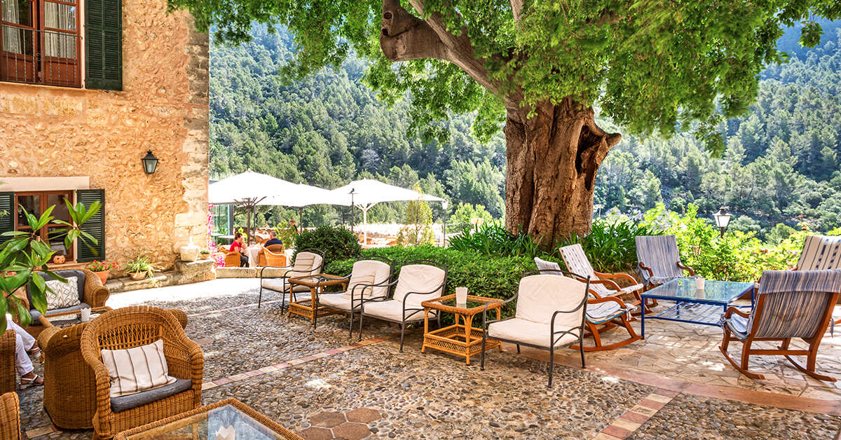 Een foto van het terras bij S'Olivaret Hotel Rural