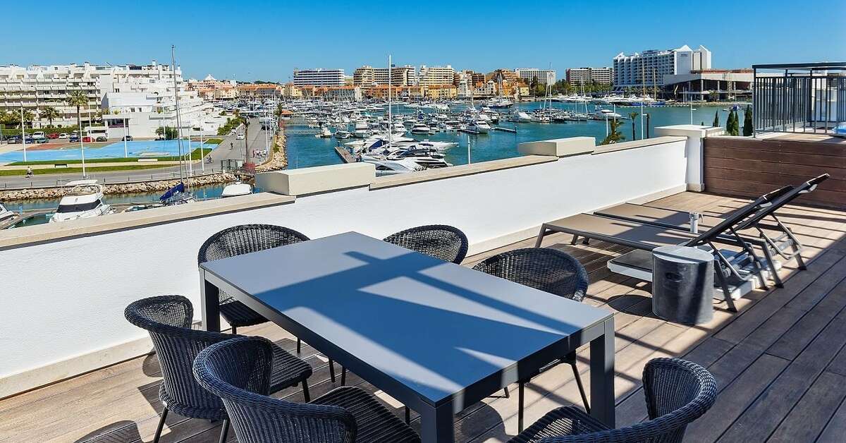 Een foto van het terras bij Domes Lake Resort