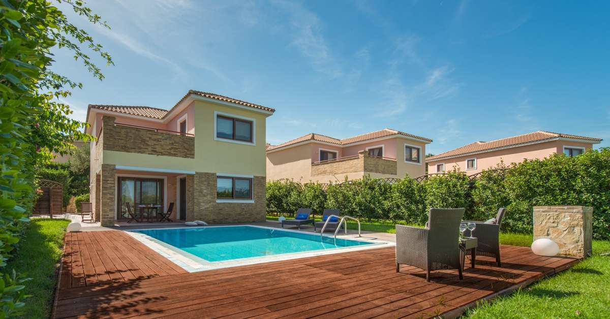 Een foto van het zwembad bij St. John Resort Villas & Suites