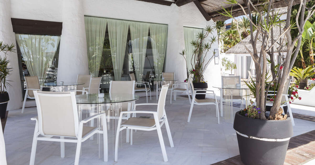 Een foto van het terras bij Hotel Suites Albayzin del Mar