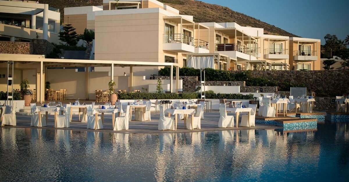 Een foto van het zwembad bij The Royal Blue Resort & Spa