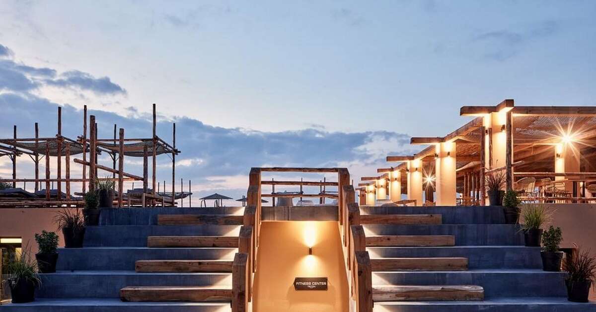 Een foto van de buitenkant van Kimpton La Mer Resort & Spa