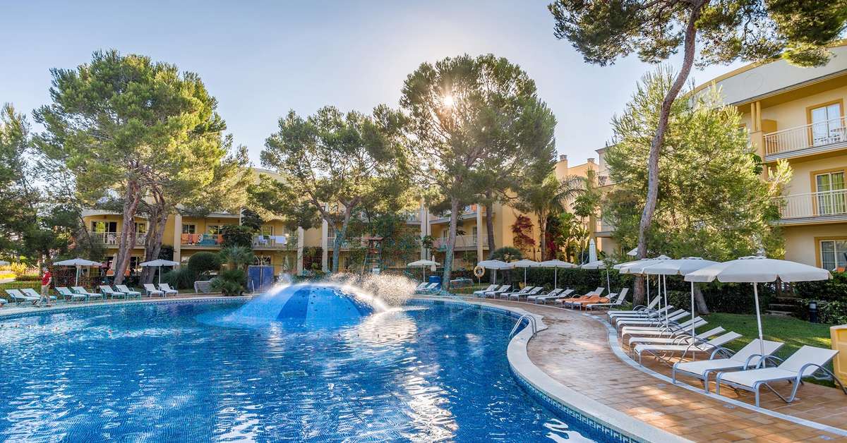 Een foto van het zwembad bij Hotel Zafiro Tropic