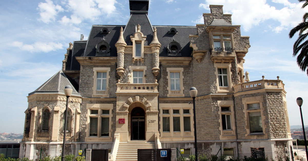 Een foto van de buitenkant van URH Palacio de Oriol Hotel