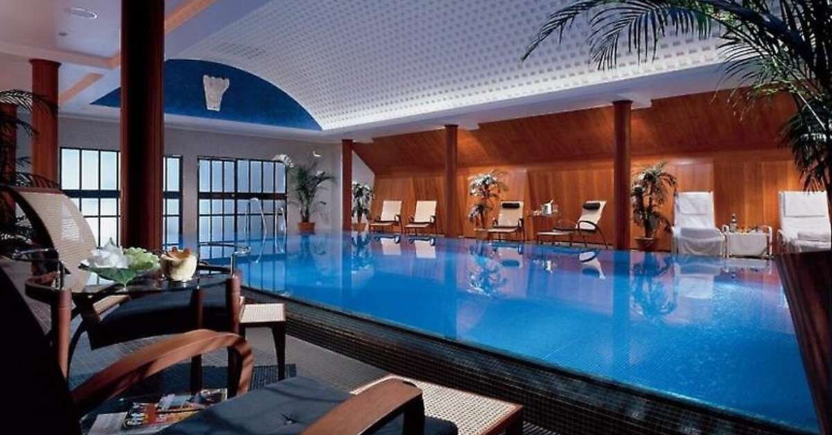 Een foto van het zwembad bij Hotel Taschenbergpalais Kempinski