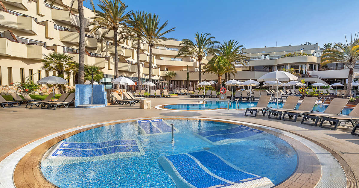 Een foto van het zwembad bij Barcelo Corralejo Bay