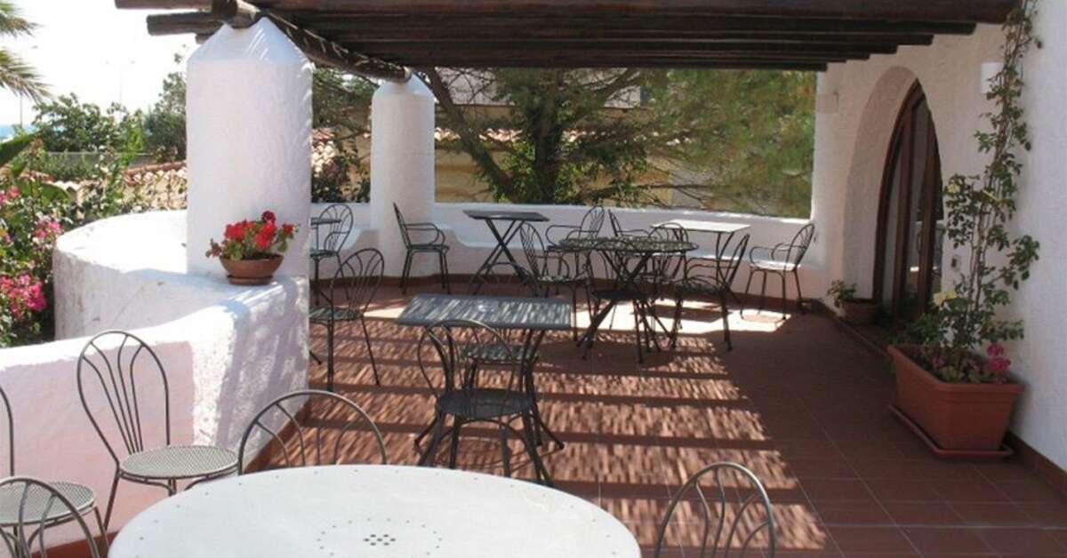 Een foto van het terras bij Hotel Villa Mediterranea