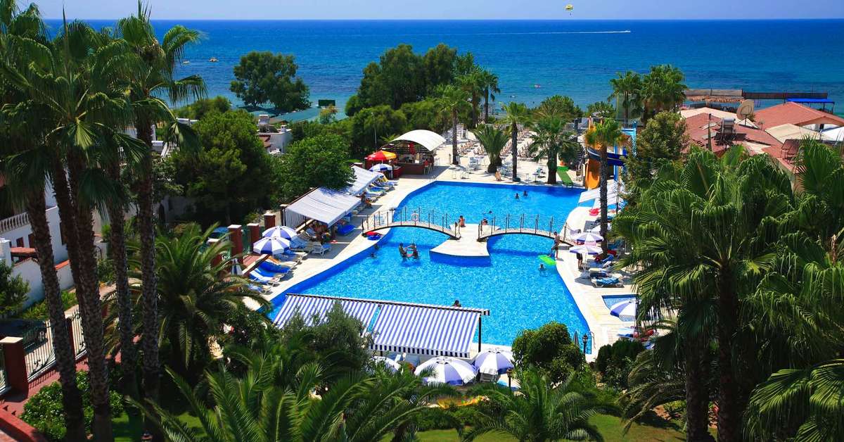 Ein Foto vom Pool im Thalia Unique