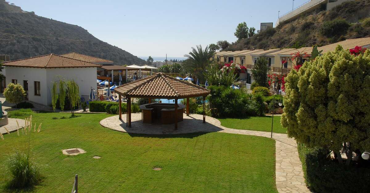 Een foto van het terras bij Hylatio Tourist Village