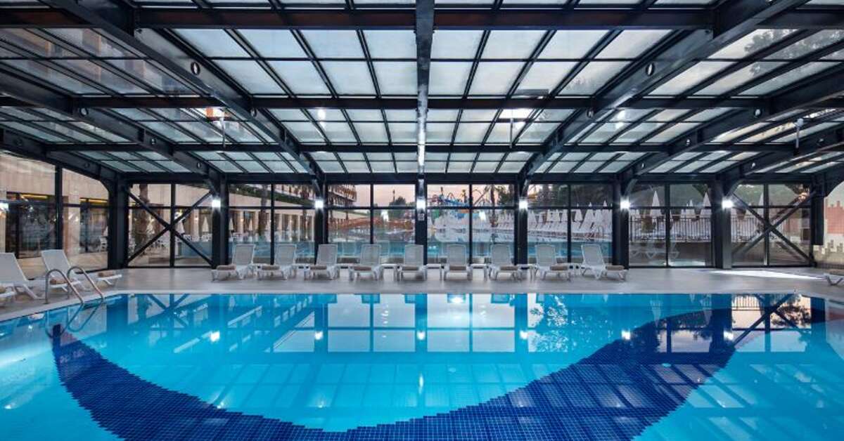Een foto van het zwembad bij Aydinbey Queen's Palace & Spa