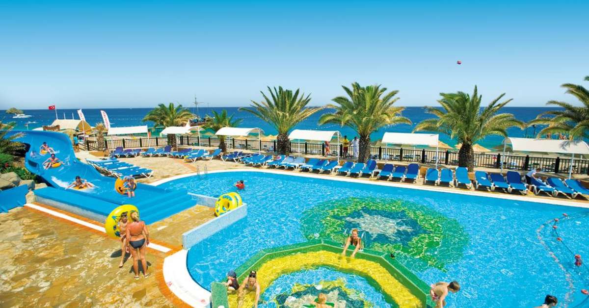 Een foto van het zwembad bij Pirate's Beach Club