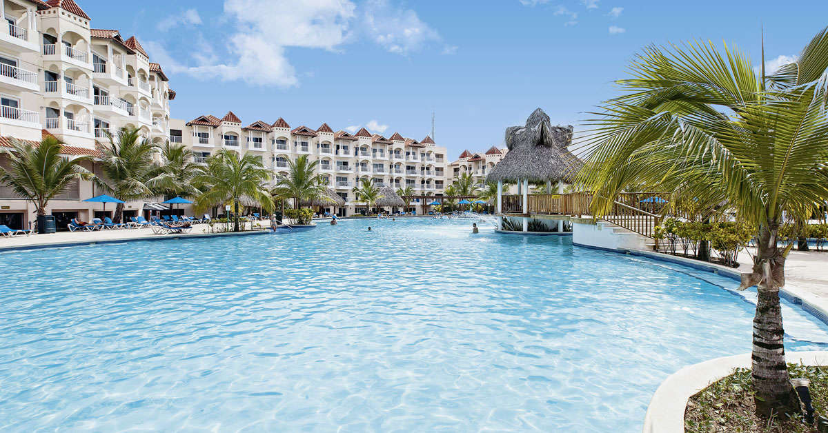Een foto van het zwembad bij Occidental Caribe