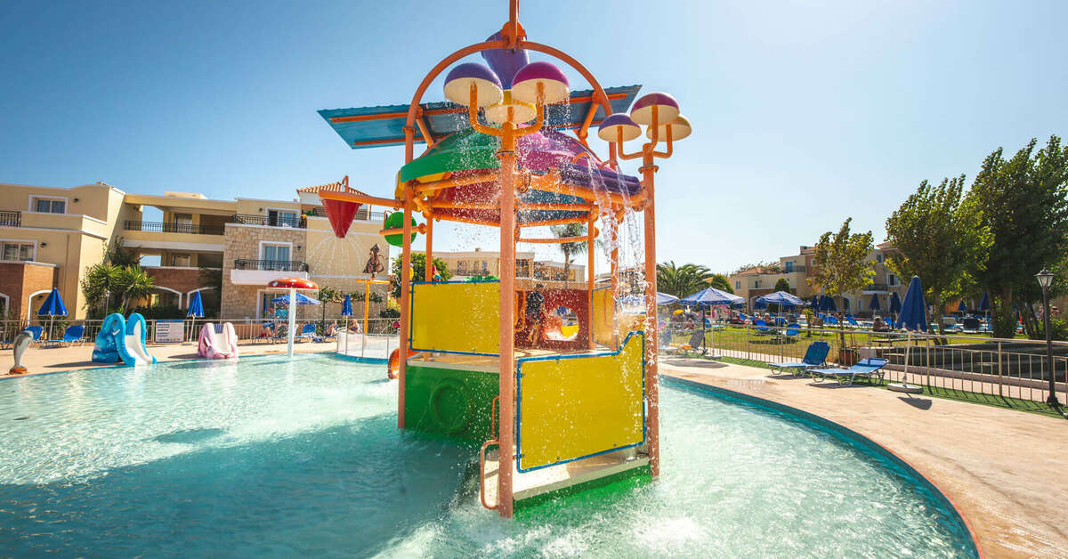 Een foto van het zwembad bij Chrispy Waterpark Resort