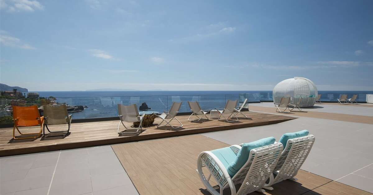 Een foto van het terras bij Hotel Baia Azul