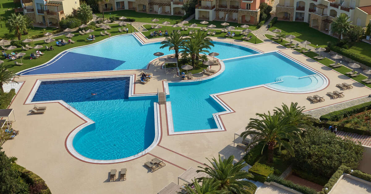 Een foto van het zwembad bij Pilot Beach Resort