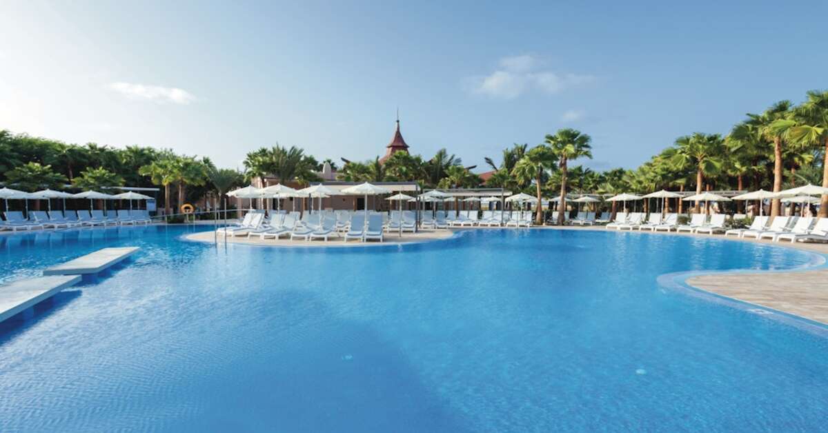 Een foto van het zwembad bij Riu Cabo Verde