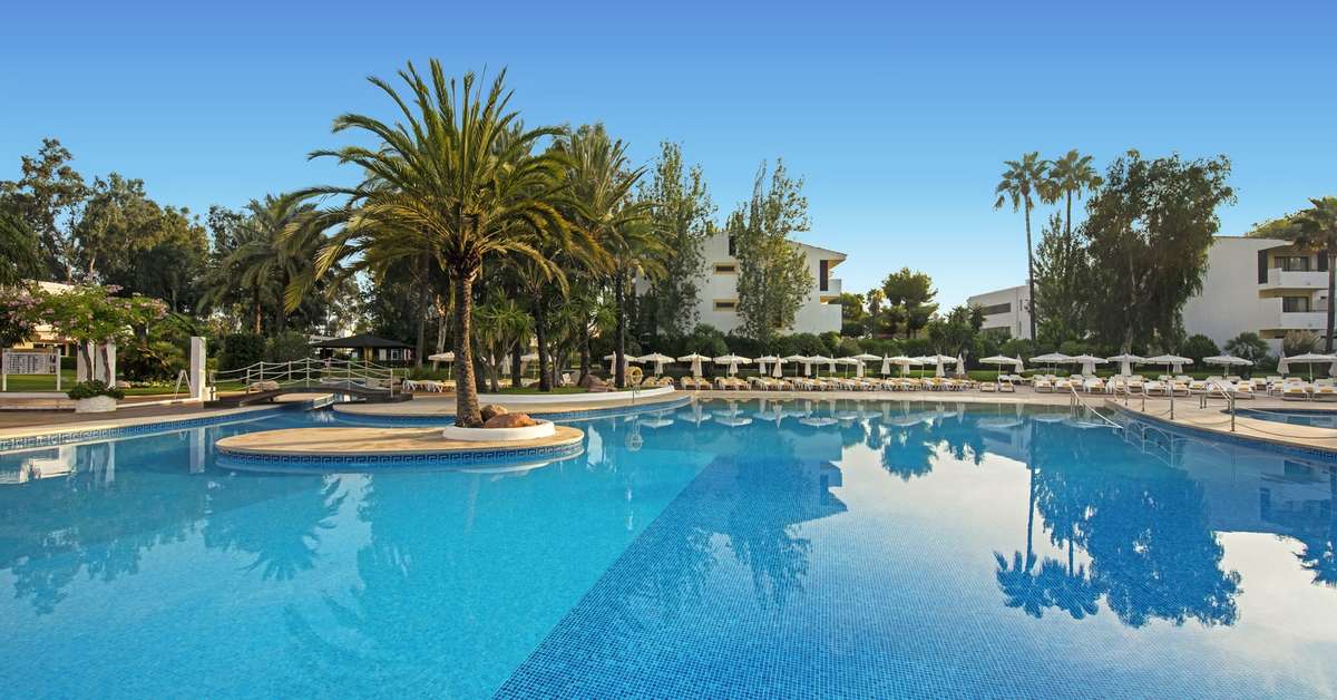 Een foto van het zwembad bij Iberostar Waves Ciudad Blanca
