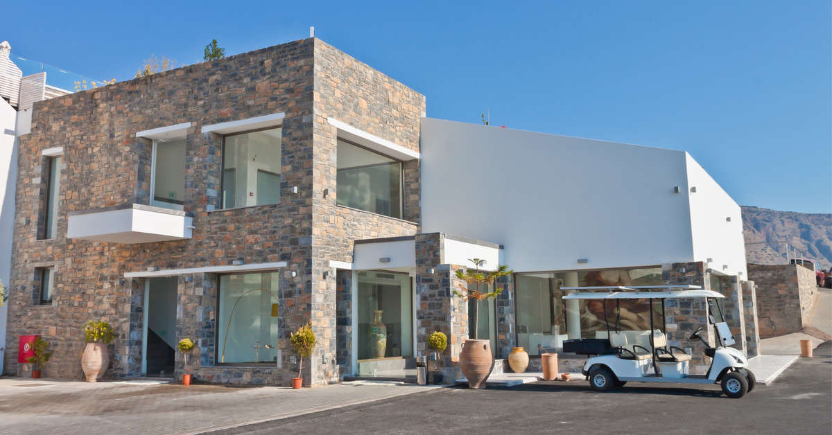Een foto van de buitenkant van Royal Marmin Bay Boutique & Art Hotel