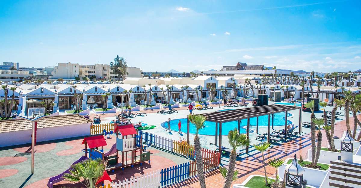 Een foto van het zwembad bij Sands Beach Resort
