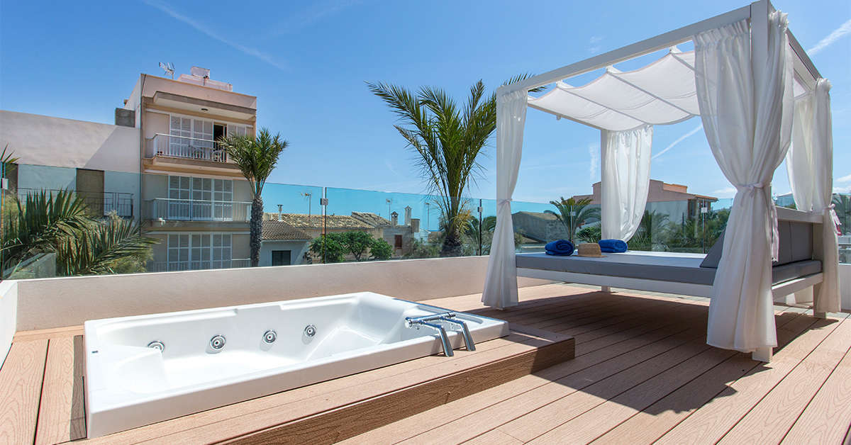 Een foto van het terras bij Som Llaut Boutique Hotel