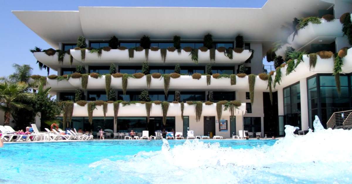 Een foto van het zwembad bij Hotel Deloix Aqua Center