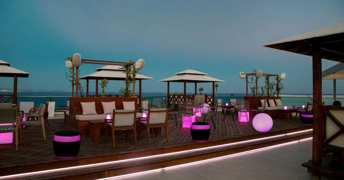 Een foto van het terras bij Asterias Beach Hotel
