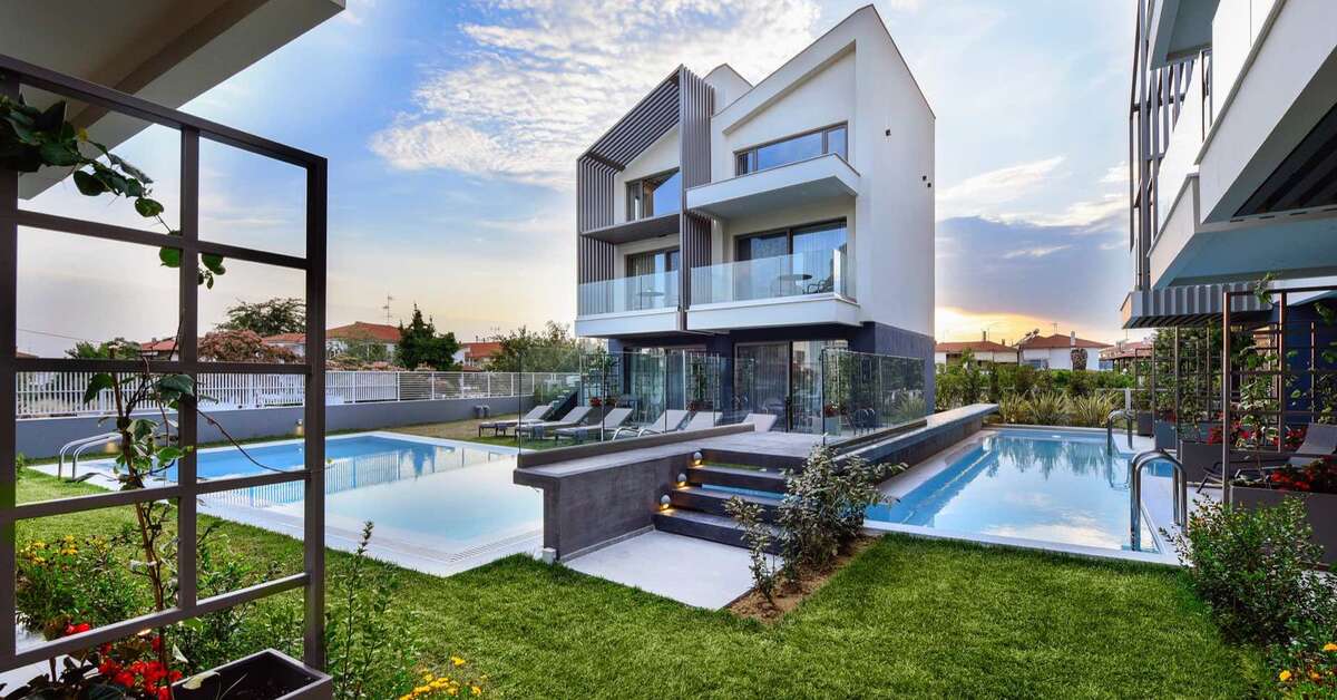 Een foto van het zwembad bij Serenity Suites