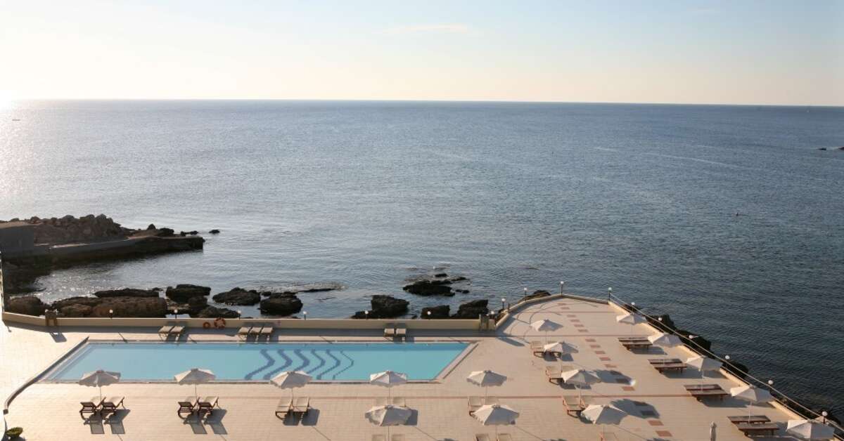 Een foto van het zwembad bij Eden Roc Resort Hotel