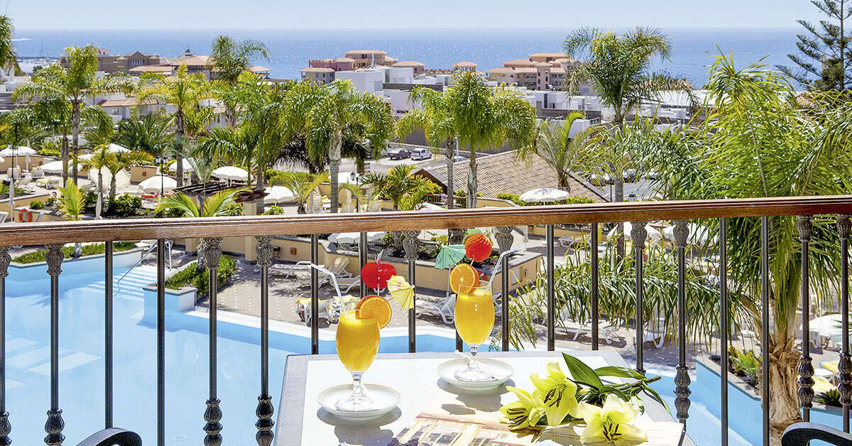 Een foto van het zwembad bij GF Gran Costa Adeje