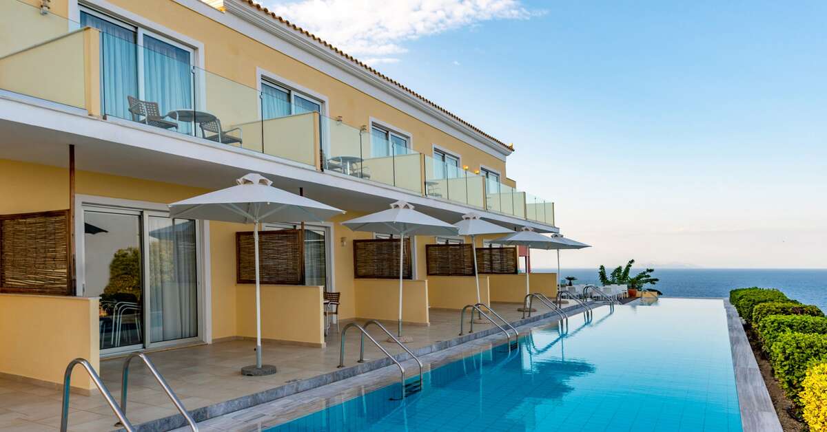 Een foto van het zwembad bij Apostolata Island Resort & Spa